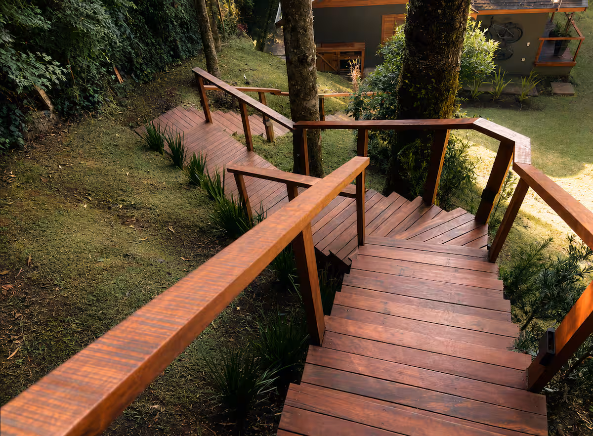 Deque de madeira em meio à floresta, no caminho até a cabana