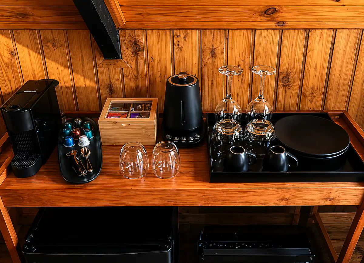 Cantinho de bebidas e café em madeira, com luz quente